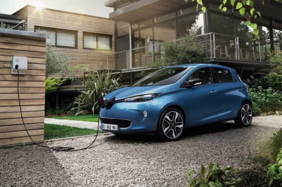 Recharger sa voiture électrique sans borne à domicile : les solutions pratiques et efficaces