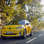 c'est une photo presse officielle Renault avec le logo Car of the Year 2025. Elle est utilisable dans un cadre éditorial en mentionnant © Renault en crédit sous l'image