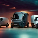 Plusieurs petits utilitaires électriques alignés dans un entrepôt logistique urbain