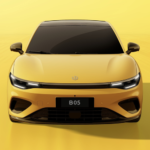 LEAPMOTOR B05 – berline électrique jaune moderne vue de face, design épuré et phares LED