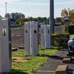 Leasing sociale 2026 : Voiture électrique qui charge dans une borne rapide